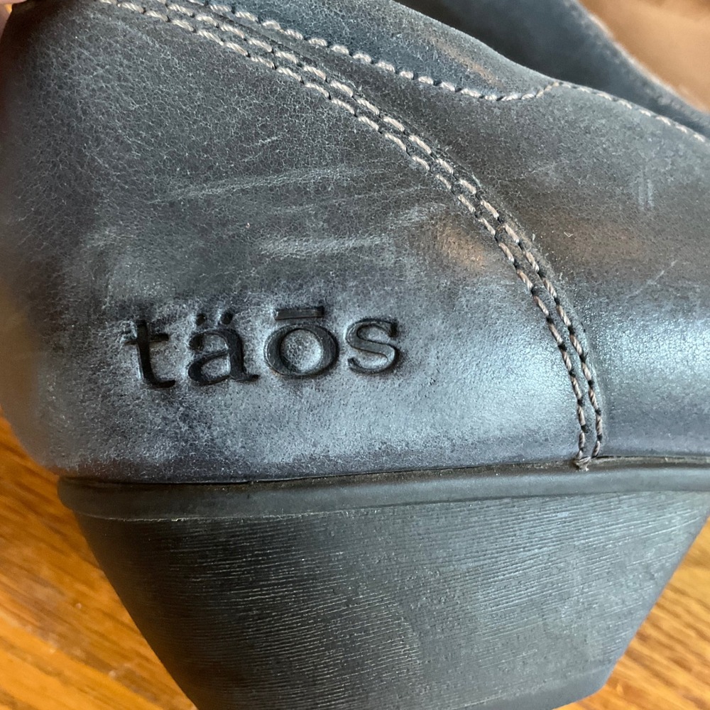 Taos Calypso‎ Pumps Women 8 Blue Gray Leather Pleated Toe Low Block Heel - Picture 4 of 8